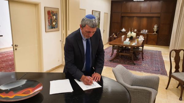 השר פרץ למשנה ליועמ״ש: אשר את כהונת הרב שטרן