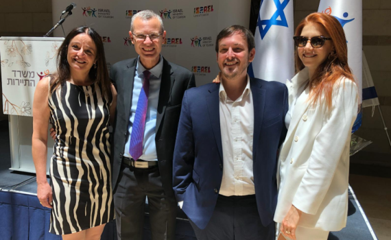 השר החדש יצא להגנת אשתו שעוררה מיני סערה