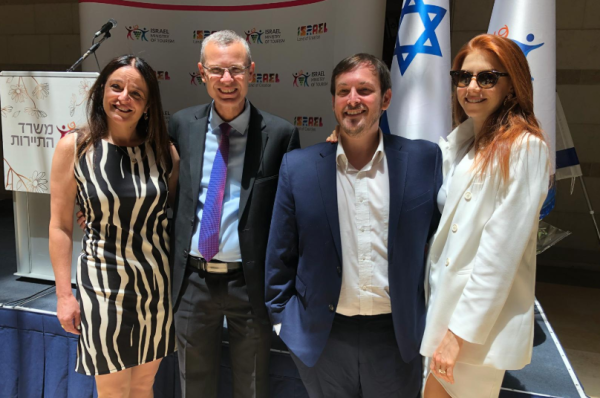 השר החדש יצא להגנת אשתו שעוררה מיני סערה