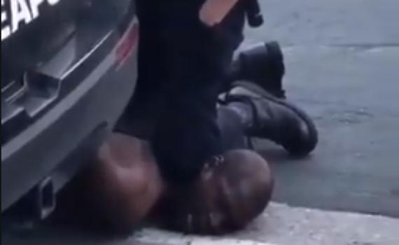 תיעוד מזעזע: שוטר דרך על גבר שחור – שנחנק למוות