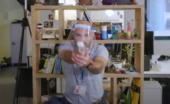 צפו: אהוד מונה לנאמן קורונה ולוקח זאת ברצינות