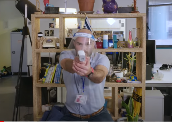 צפו: אהוד מונה לנאמן קורונה ולוקח זאת ברצינות