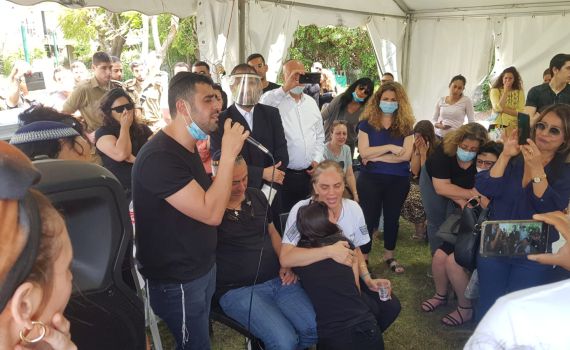 מצמרר: ישי ריבו שר 'הלב שלי' לעמית בן יגאל הי"ד