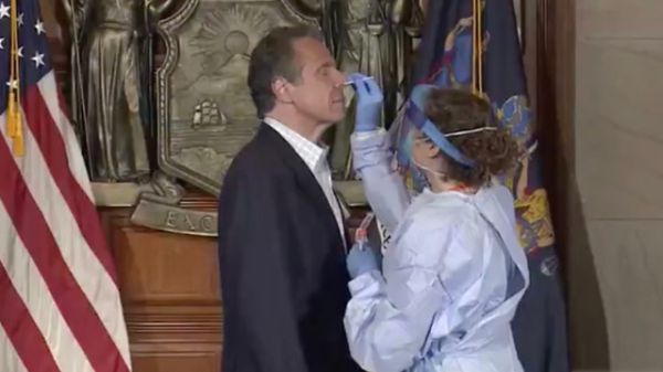 צפו: מושל ניו יורק עבר בדיקת קורונה בשידור חי