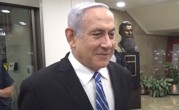 צפו: נתניהו דומע במפגש עם ניצולי שואה שבאו לחזקו