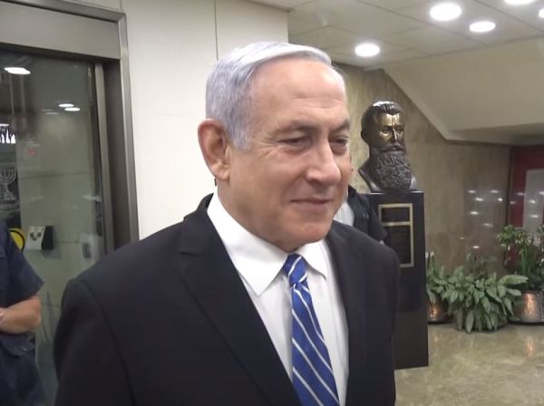 צפו: נתניהו דומע במפגש עם ניצולי שואה שבאו לחזקו