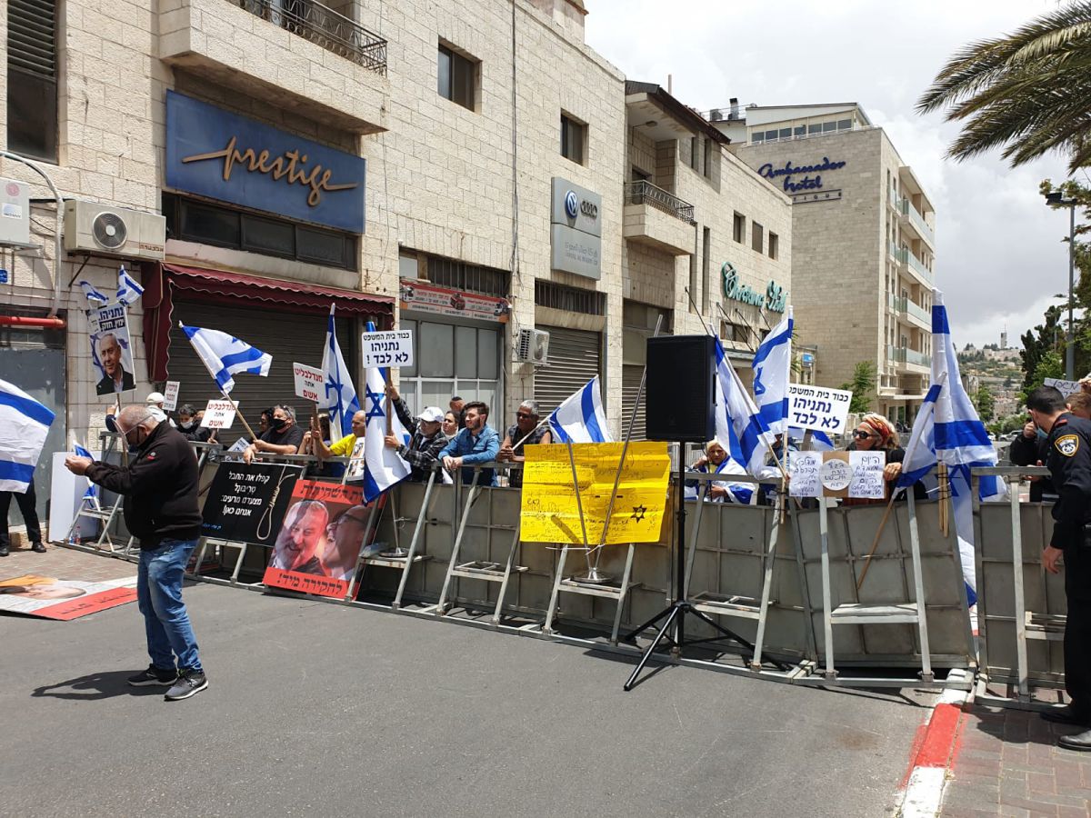 מחוץ לאולם: פעילי ליכוד בשיחזור ל'משפט דרייפוס'