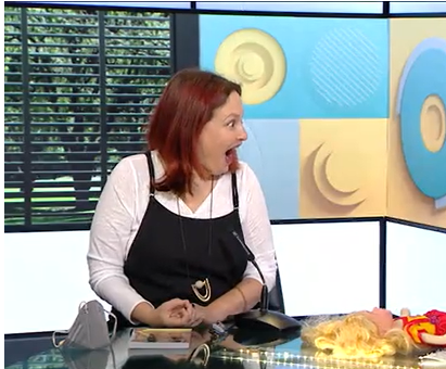 צפו: למרואיינת התחילו צירים באמצע ראיון