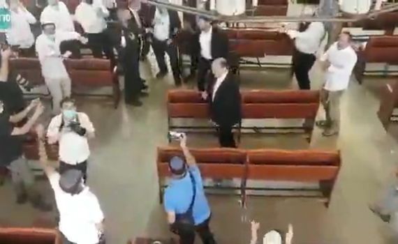 צפו: בנט בריקודים עם תלמידי ישיבת מרכז הרב