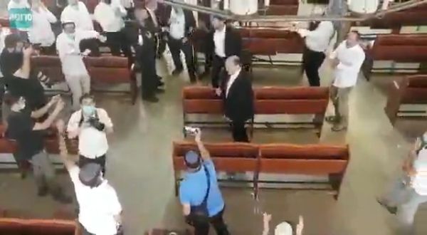 צפו: בנט בריקודים עם תלמידי ישיבת מרכז הרב