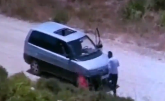 טרור הצתות: צפו בפלסטיני מצית שריפה סמוך לשילה