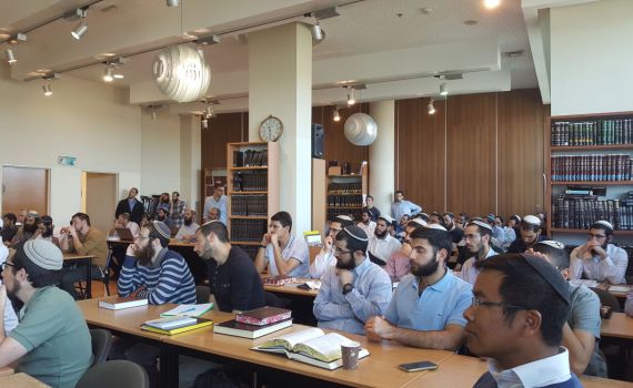 מי לדעתכם עילוי בישיבה שלו וראוי לקבל את המלגה?