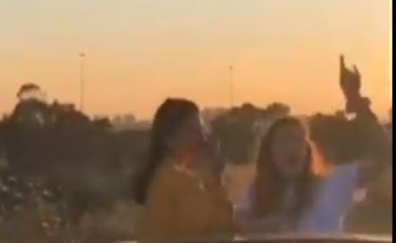 הבת של מירי רגב תועדה חוגגת ברכב הממשלתי. צפו