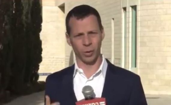 עמית סגל לא מסתיר את דעתו על הדיון בבג"צ. צפו