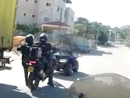 השוטרים לא האמינו מי נוהג על הטרקטורון. צפו