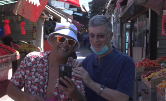 משעשע: אבשלום קור נלחם בקורונה עם המרפק. צפו