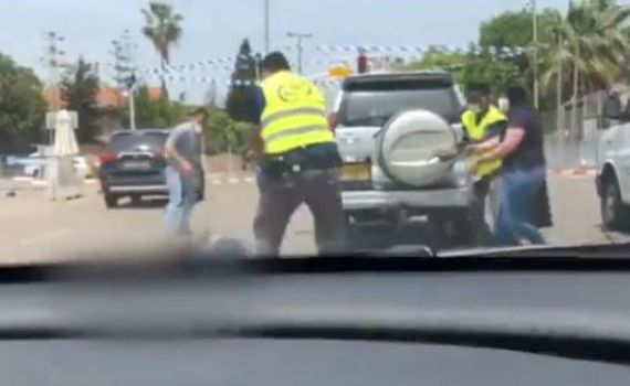 מתנפל, דוקר ונורה: תיעוד אירוע הדקירה בתל השומר