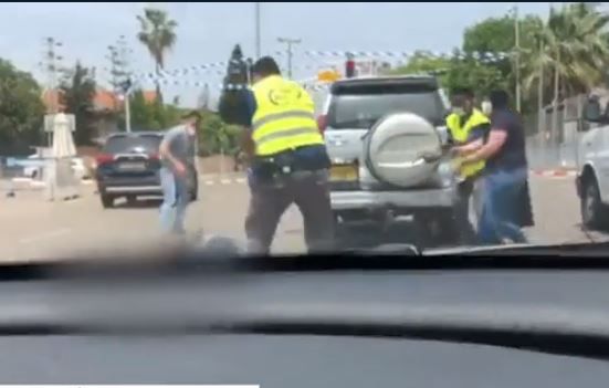 מתנפל, דוקר ונורה: תיעוד אירוע הדקירה בתל השומר