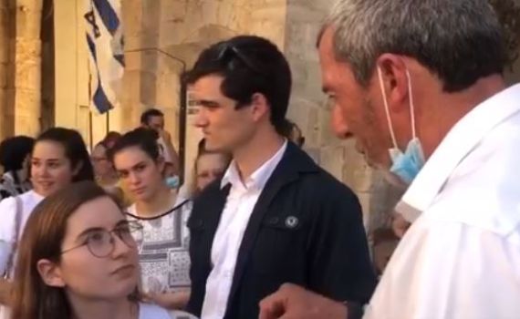 הנערה לרב רפי: "למה נכנסת לממשלה?". צפו