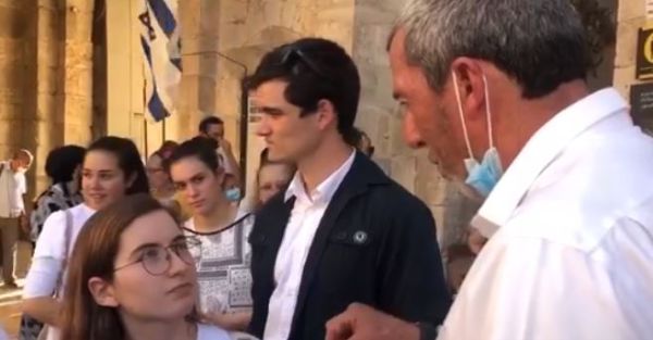 הנערה לרב רפי: "למה נכנסת לממשלה?". צפו