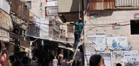 כוח משטרה הסיר דגלי פלסטין שנתלו במאה שערים