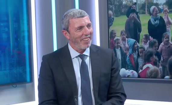 השר רפי פרץ באולפן: "לא במקרה אני במקום השני בימינה"