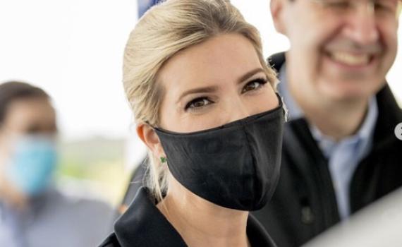 קורונה שיק: איוונקה טראמפ מתאימה את המסכה ללוק