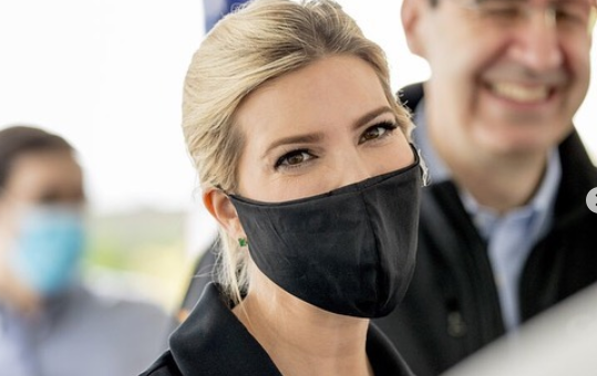 קורונה שיק: איוונקה טראמפ מתאימה את המסכה ללוק