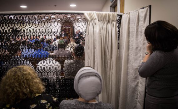 מניין נוסף על חשבון עזרת נשים? הרב שרלו משיב