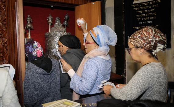 בבתי הכנסת השבת יתפללו גברים בלבד?