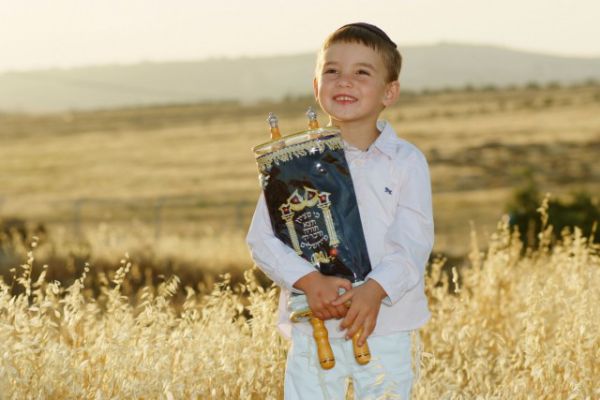 למה חיברו את חג הביכורים עם חג השבועות?