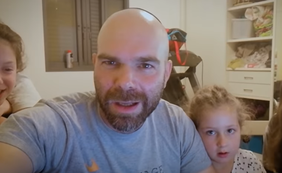 צפו: גם לעבוד מהבית וגם ללמד את הילדים???