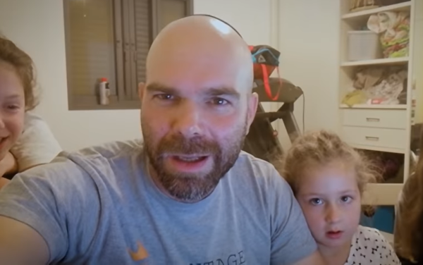 צפו: גם לעבוד מהבית וגם ללמד את הילדים???