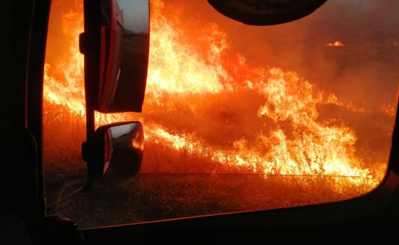 תיעוד מטורף: שריפה ענקית בבקעה;אין שליטה על האש