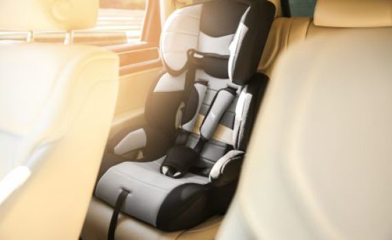 בת 3 הושארה שעה ברכב סגור ופונתה לביה"ח