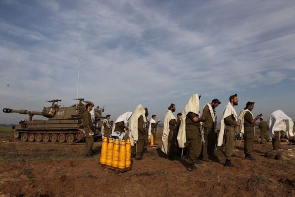 חיילים דתיים יוצאים להגנתו של סא"ל ניב אסף