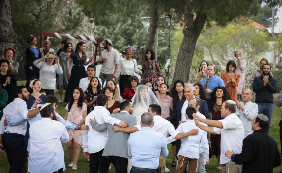 ביקורי משפחות וחתונות: ההקלות המסתמנות