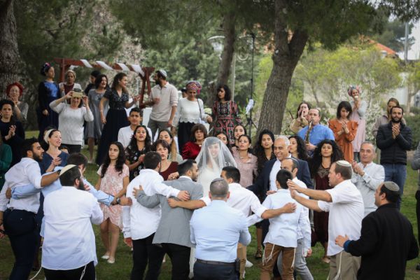 ביקורי משפחות וחתונות: ההקלות המסתמנות