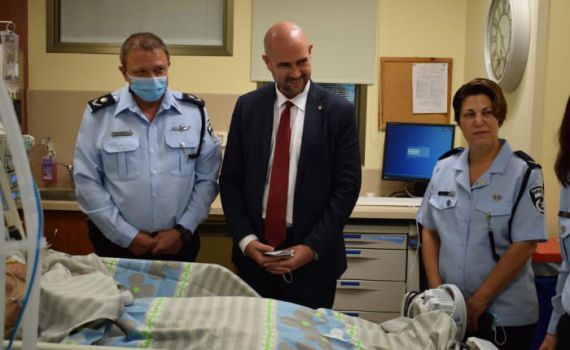 אמיר אוחנה ביקר שוטר שנפצע בפעילות מבצעית