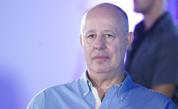 צחי הנגבי עלב במגיש הסרוג בגלל הכיפה. האזינו