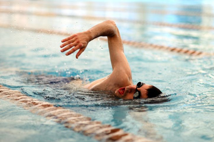 אושר בממשלה: הבוקר נפתחות המסעדות והבריכות