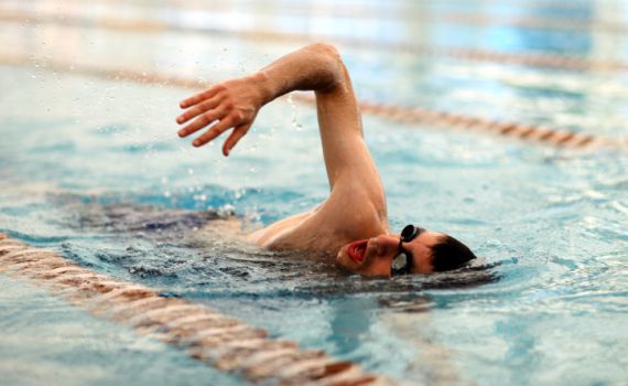 אושר בממשלה: הבוקר נפתחות המסעדות והבריכות