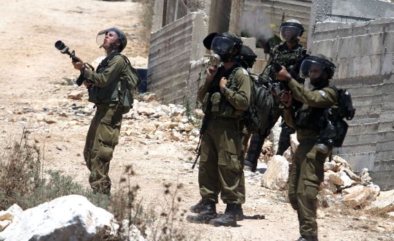 המחבל חיכה שהלוחם ירים את הראש ואז זרק את האבן