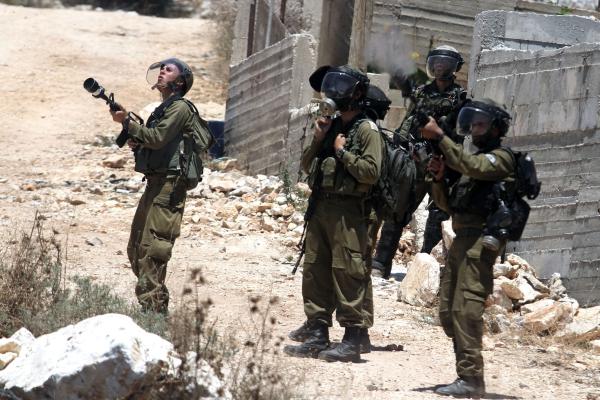 המחבל חיכה שהלוחם ירים את הראש ואז זרק את האבן