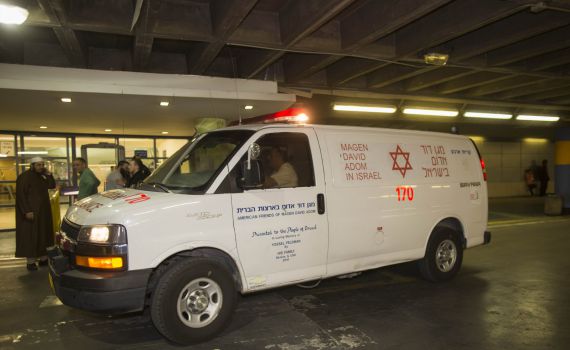 גבר כבן 40 נמצא מחוסר הכרה ברכב סגור; מצבו קשה