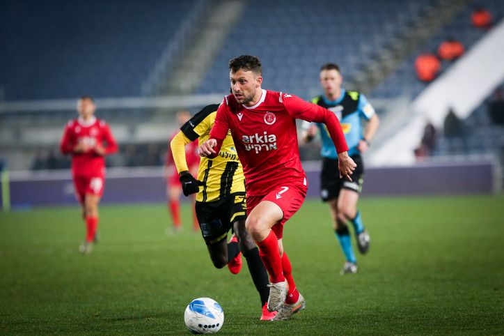 בלי אוהדים: הכדורגל חוזר למגרשים