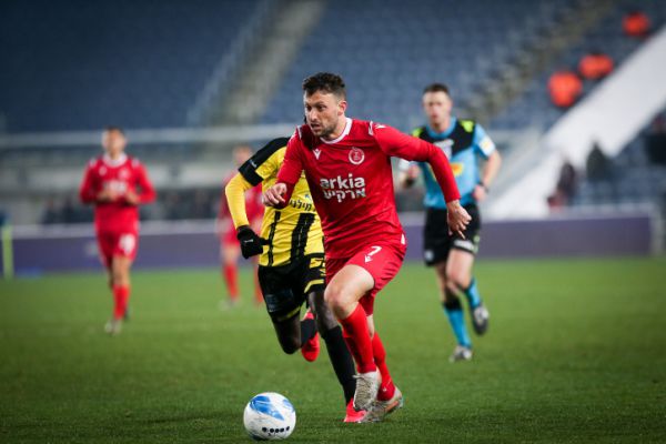 בלי אוהדים: הכדורגל חוזר למגרשים