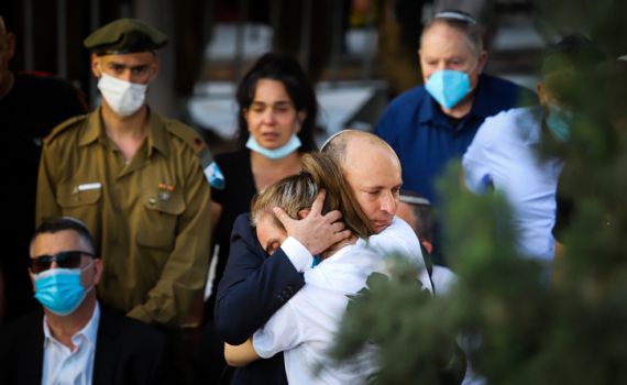 בנט בהלוויית הלוחם: "עמית בחר בחיי עמו – ושילם בחייו"