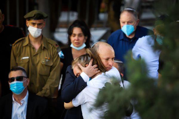 בנט בהלוויית הלוחם: "עמית בחר בחיי עמו – ושילם בחייו"