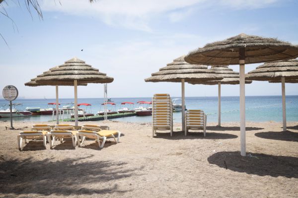 עונת הרחצה חוזרת מחר: המתרחצים יחבשו מסכות